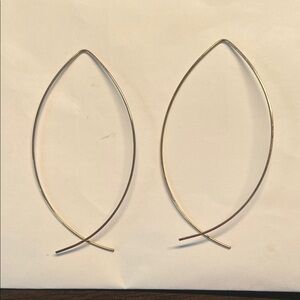 ✨ Bold Gold Statement Earrings – Modern Fish/Leaf Design ✨